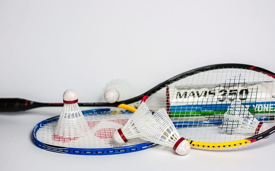 Una bola plateada con grip perfecto tras el lanzamiento